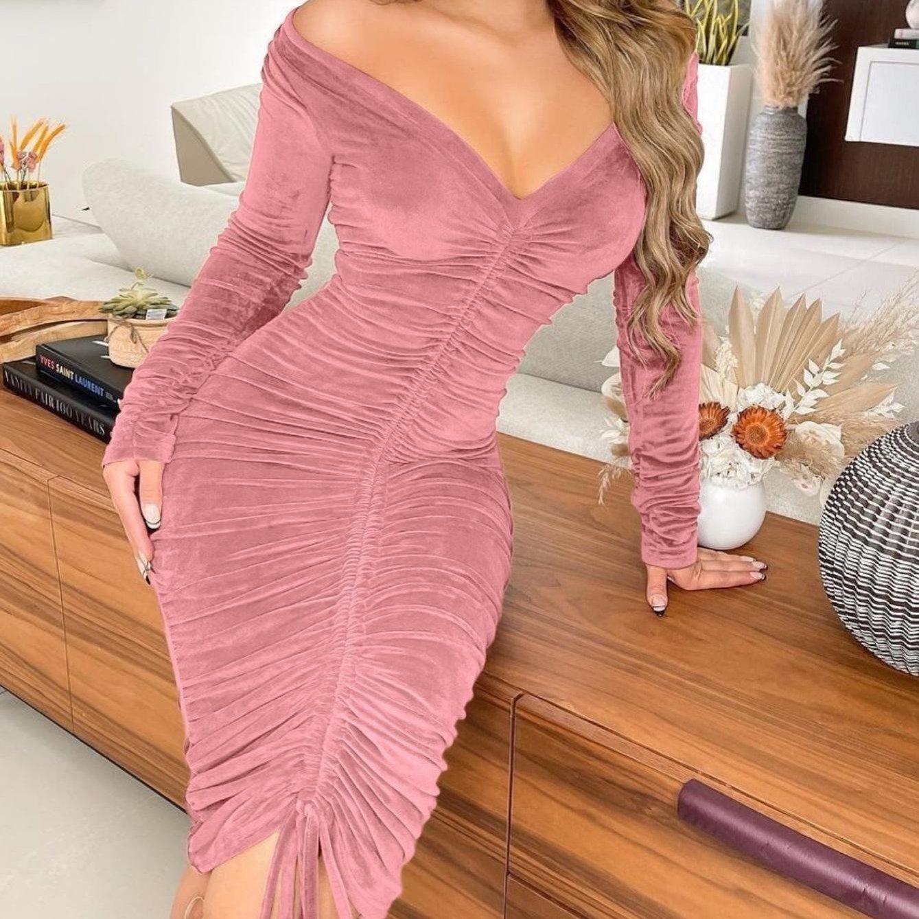 Vestidos de mulher com decote em V, ombros à vista, em veludo franzido e de comprimento médio