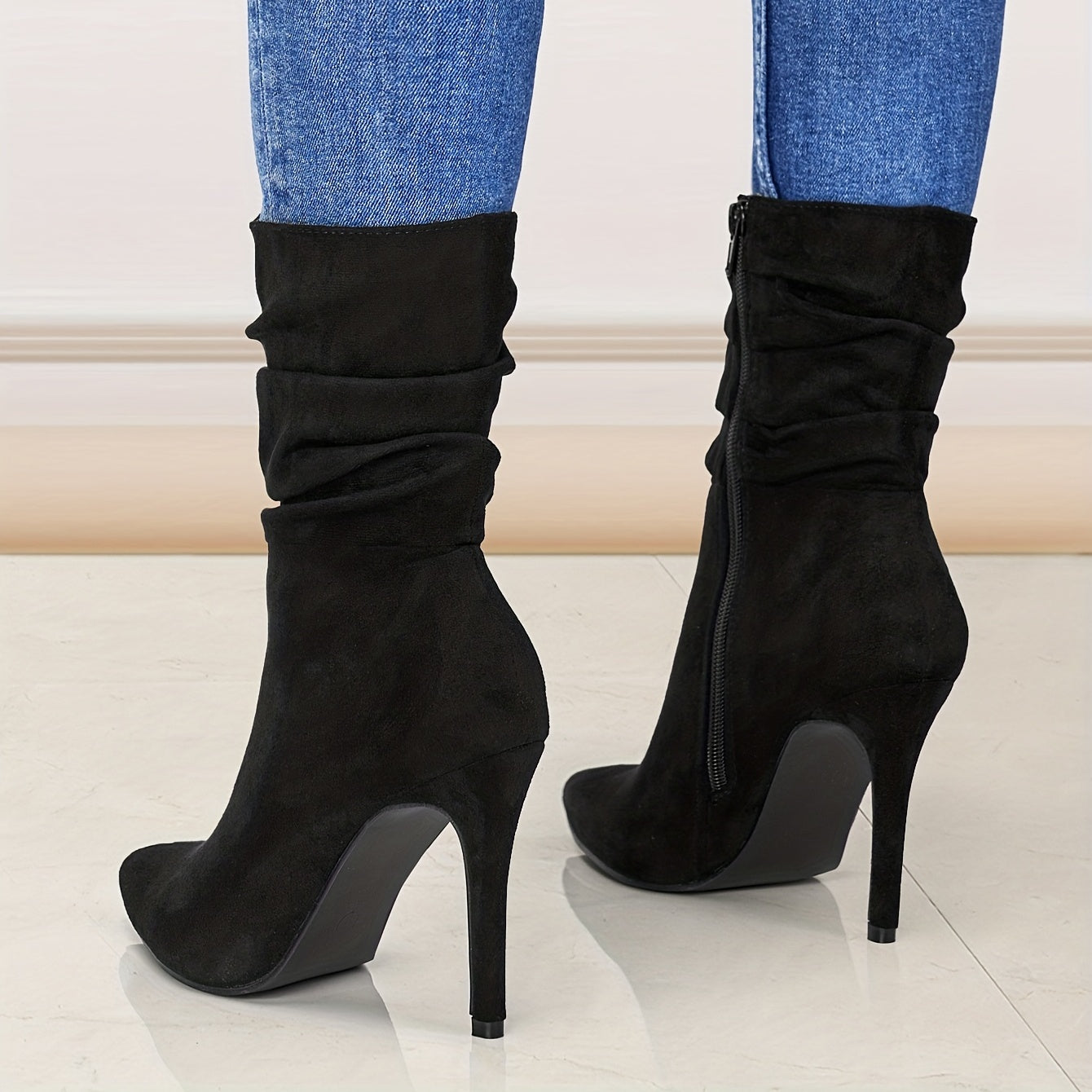 Botas femininas de cano alto até ao joelho, novo modelo para mulher com biqueira pontiaguda, salto fino e salto médio enrugado, calçado feminino