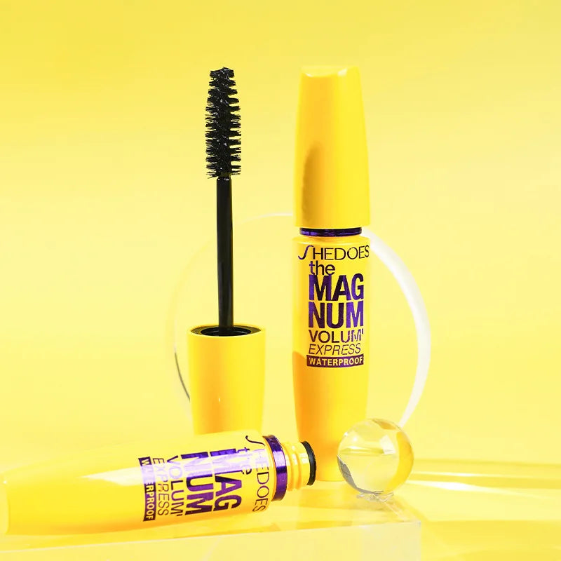 Rímel 4D Preto: Rímel líquido com fibras para dar volume, alongar, curvar e à prova de água