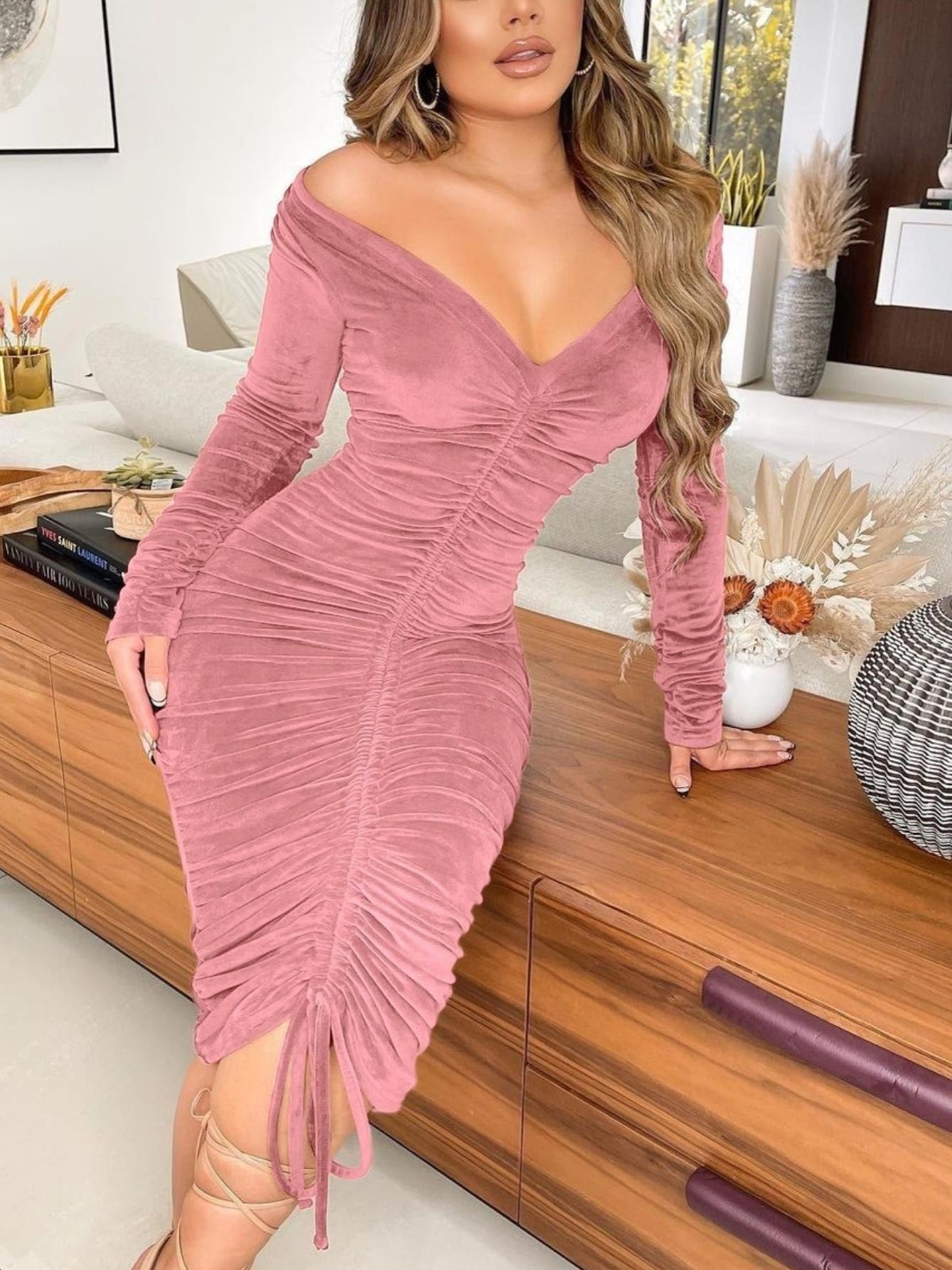 Vestidos de mulher com decote em V, ombros à vista, em veludo franzido e de comprimento médio